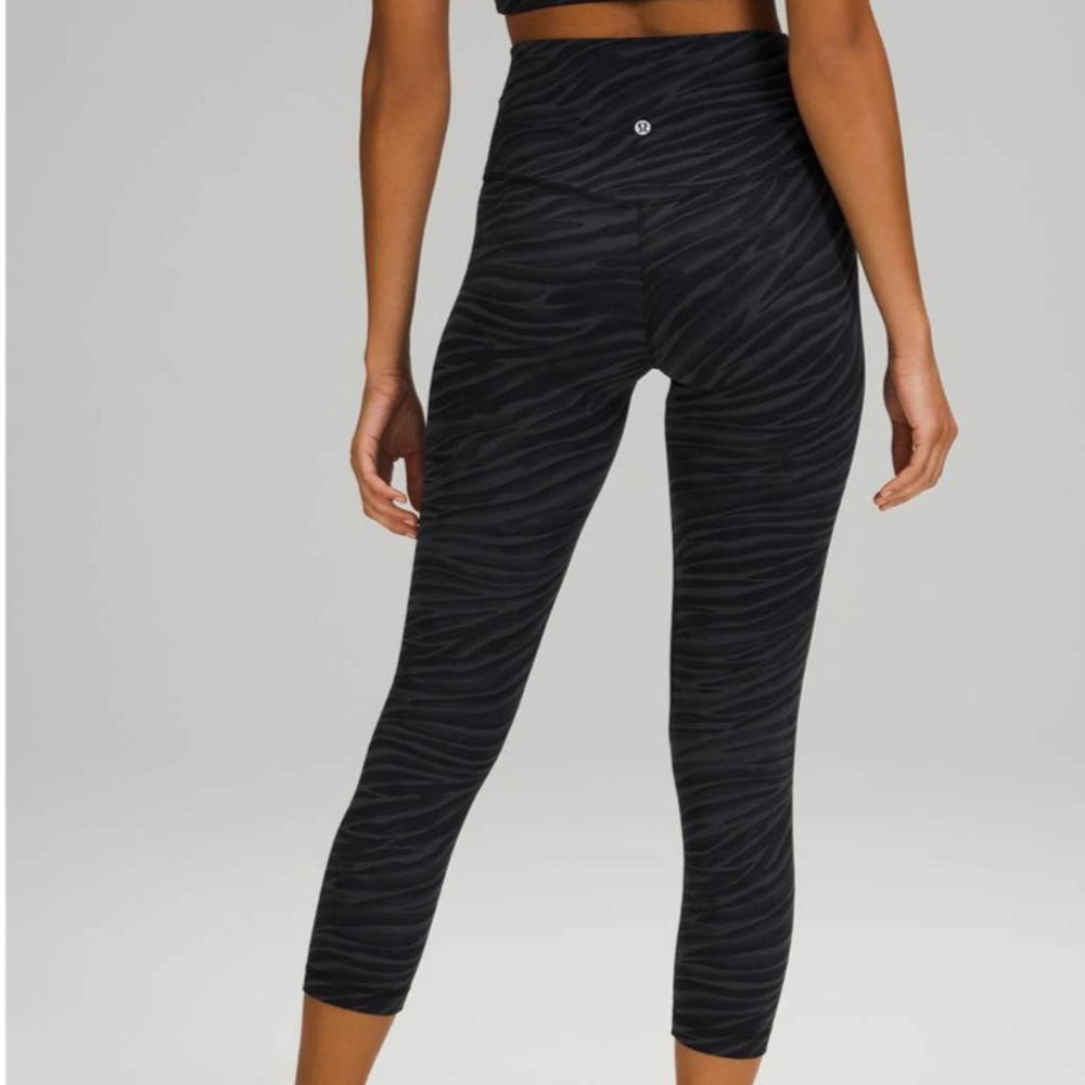 Lululemon Align High-Rise Crop 23"
Le Tigre Camo Deep Coal Multi
